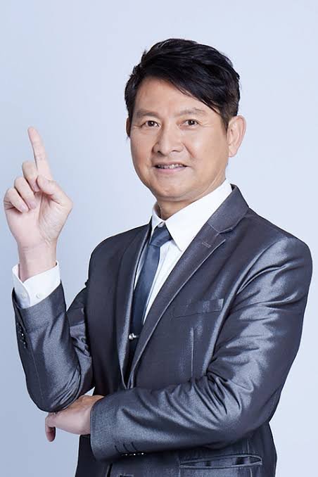 張偉成醫生手指向上分享醫學知識