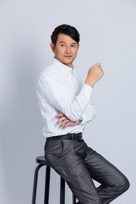 張偉成醫生於室內專業環境形象照