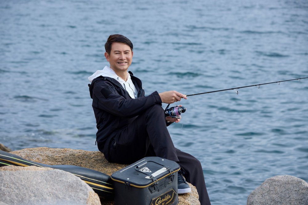 張偉成醫生於湖邊釣魚休閒照